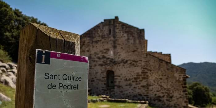 Ruta de Can Pedret a Rosal. Imatge de Sant Quirze de Pedret (Fotografia: Bernat Figueras) Iglesia de Sant Quirze de Pedret (Fotografía: Bernat Figueras)