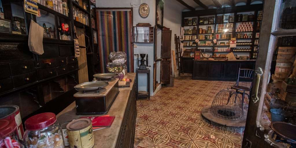 <p>Una de les botigues antigues de Calaf</p>