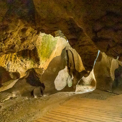 Interior de les Coves del Toll a Moià